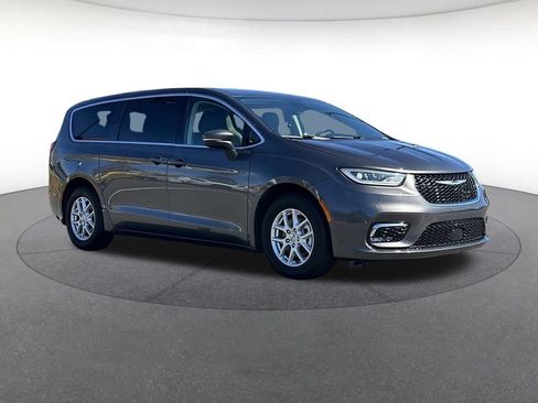 Used 2023 Chrysler Pacifica Touring-L image 8