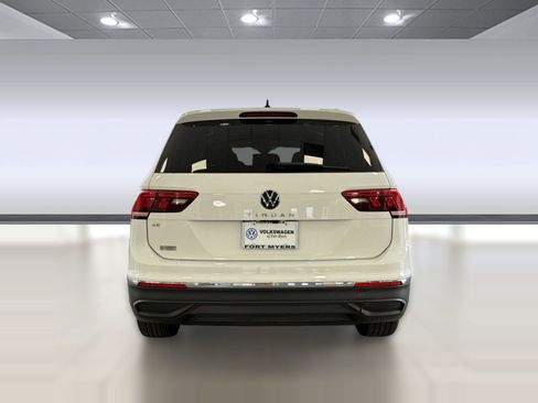 Used 2024 Volkswagen Tiguan SE w/ Panoramic Sunroof Package image 10