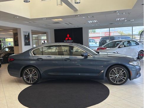 Used 2023 BMW 530e w/ Premium Package image 4