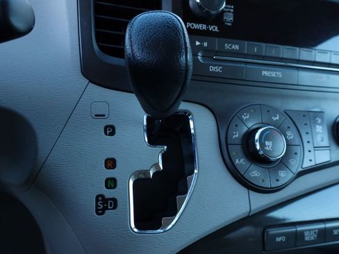 Used 2011 Toyota Sienna LE image 8