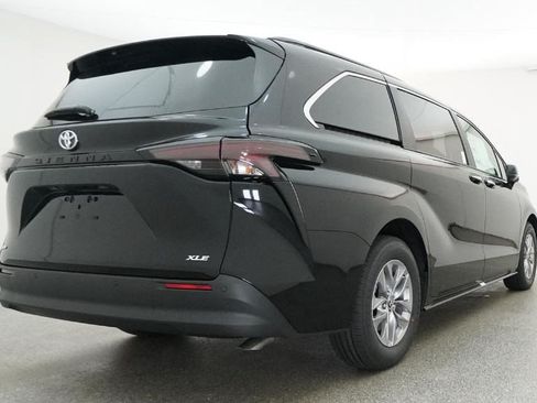 New 2026 Toyota Sienna XLE FWD image 7