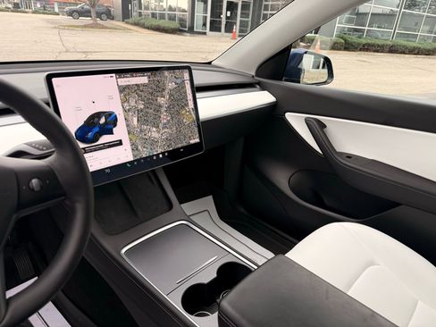 Used 2021 Tesla Model Y Long Range image 37