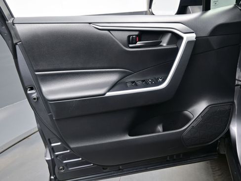 Used 2022 Toyota RAV4 LE AWD/4WD image 9