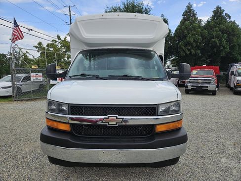 Used 2018 Chevrolet Express 4500 w/ Shuttle Bus Package RWD image 2
