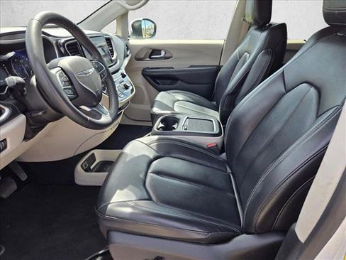 Used 2023 Chrysler Pacifica Touring-L FWD image 15