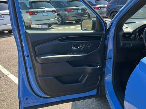 Used 2025 Honda Pilot TrailSport image 8