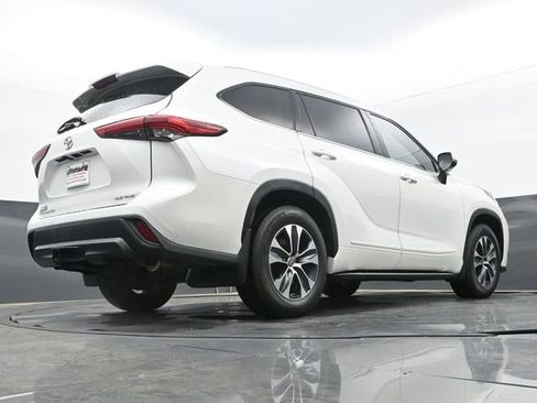 Used 2021 Toyota Highlander XLE AWD/4WD image 28