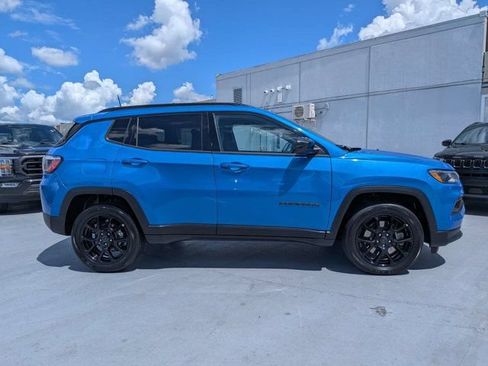 Used 2025 Jeep Compass Latitude w/ Convenience Group AWD/4WD image 3