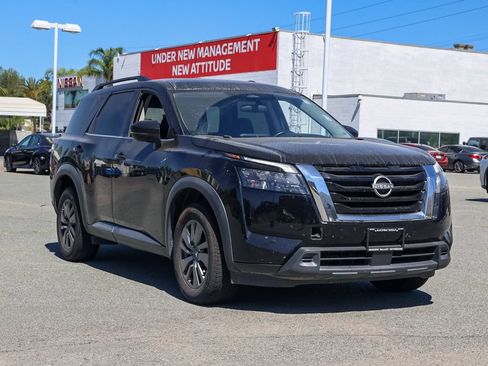Used 2024 Nissan Pathfinder SV FWD image 2