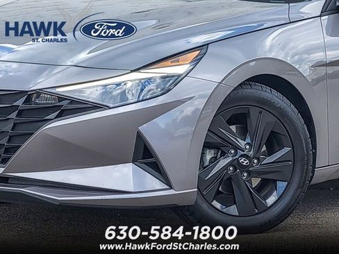 Used 2022 Hyundai Elantra SEL w/ Convenience Package FWD image 3
