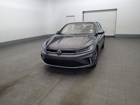 Used 2025 Volkswagen Jetta SE FWD image 15