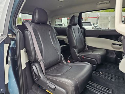 Used 2024 Kia Carnival EX FWD image 12