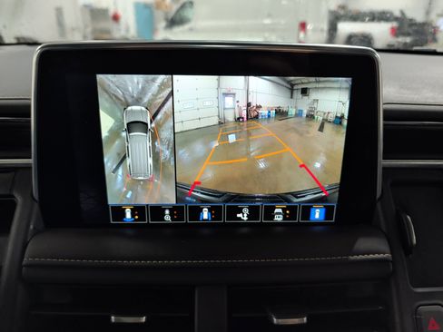 Used 2023 GMC Yukon XL SLT w/ SLT Premium Package image 15