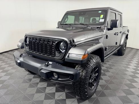 Used 2025 Jeep Gladiator Sport AWD/4WD image 3