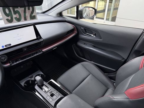 Used 2025 Toyota Prius Plug-In Hybrid FWD image 18
