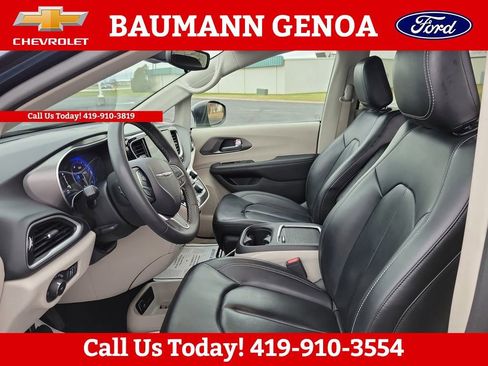 Used 2023 Chrysler Pacifica Touring-L image 19