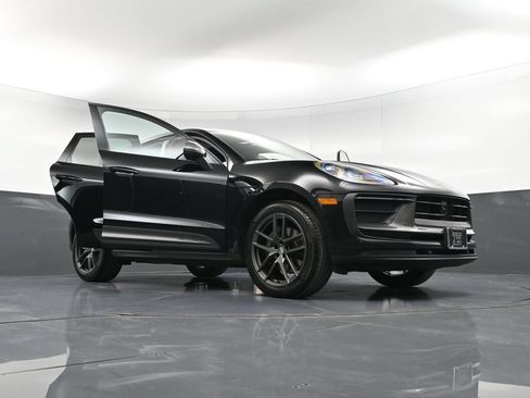 Certified 2023 Porsche Macan Turbo AWD/4WD image 36