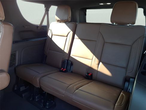 Used 2021 Chevrolet Suburban High Country w/ Premium Package image 28