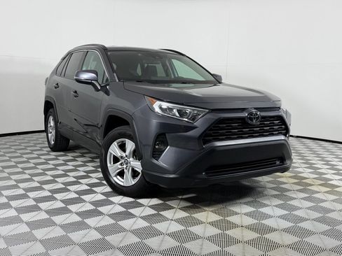 Used 2020 Toyota RAV4 XLE FWD image 2