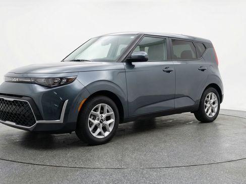 Used 2025 Kia Soul LX w/ LX Technology Package image 3