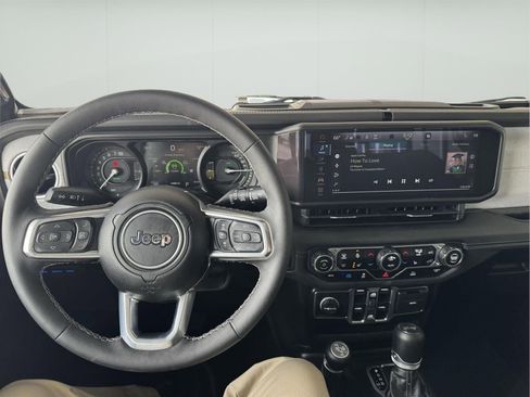 Used 2025 Jeep Wrangler Unlimited Sahara AWD/4WD image 12