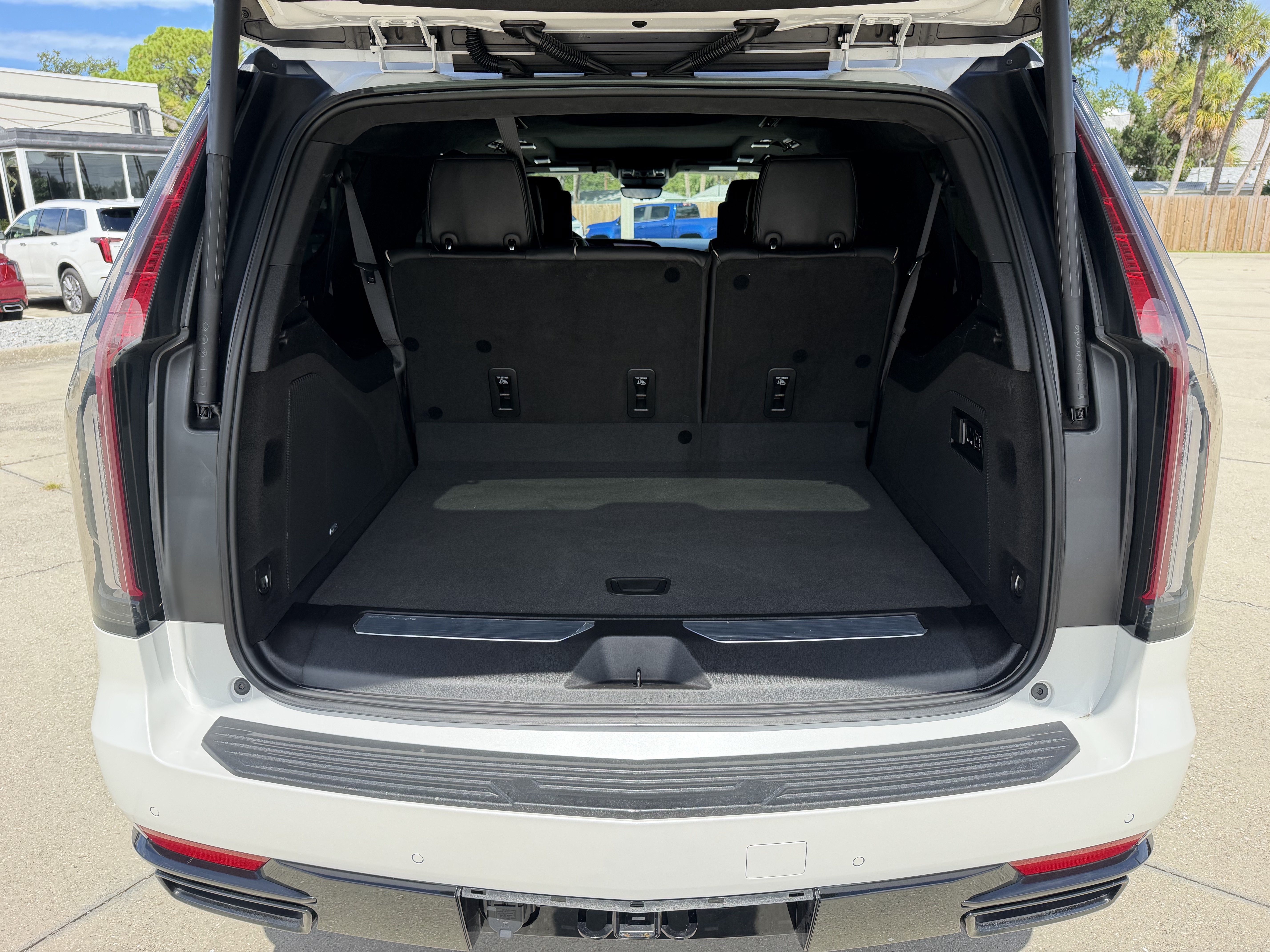 Certified 2022 Cadillac Escalade ESV Sport Platinum w/ LPO, ONYX Package AWD/4WD image 9