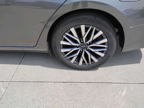 Used 2025 Nissan Altima 2.5 SV FWD image 31