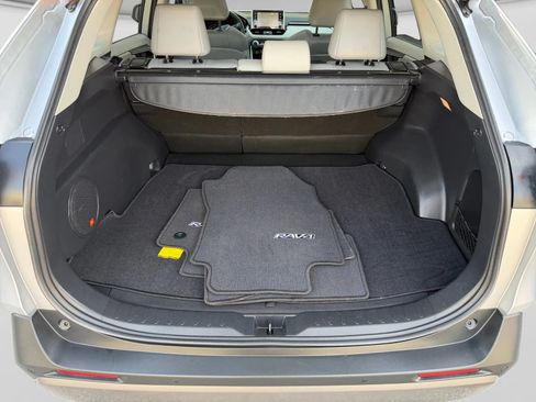 Used 2019 Toyota RAV4 Limited FWD image 18