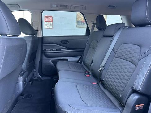 Used 2024 Nissan Pathfinder S image 16