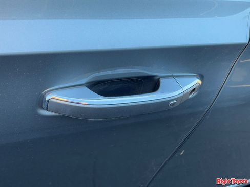 Used 2023 GMC Yukon Denali w/ Advanced Technology Package image 11