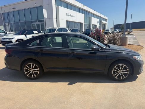 Used 2023 Volkswagen Jetta SE w/ Panoramic Sunroof Package FWD image 2