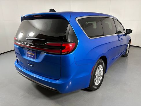New 2027 Chrysler Pacifica Select FWD image 8