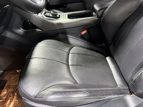 Used 2019 Land Rover Range Rover Evoque SE Dynamic image 30