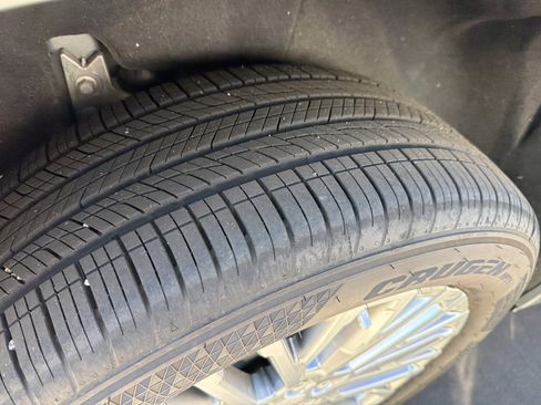 Used 2024 GMC Acadia Denali image 12