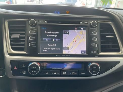 Used 2019 Toyota Highlander XLE AWD/4WD image 13