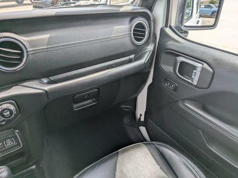 Used 2018 Jeep Wrangler Unlimited Sahara w/ LED Lighting Group AWD/4WD image 16