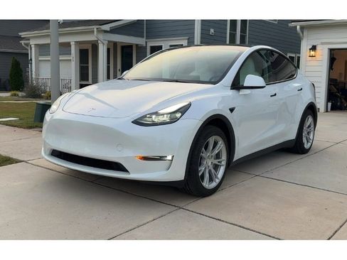Used 2023 Tesla Model Y Long Range AWD/4WD image 1
