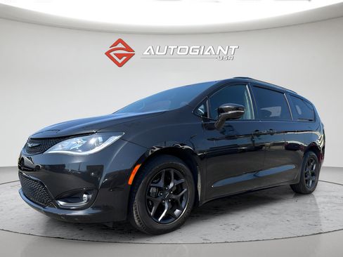 Used 2020 Chrysler Pacifica Limited FWD image 19