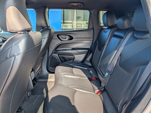 Used 2025 Jeep Compass Latitude w/ Convenience Group AWD/4WD image 9