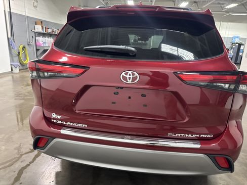 Used 2023 Toyota Highlander Platinum AWD/4WD image 4