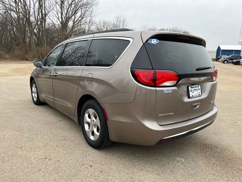 Used 2018 Chrysler Pacifica Touring Plus image 4