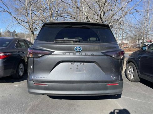 Used 2025 Toyota Sienna LE image 3