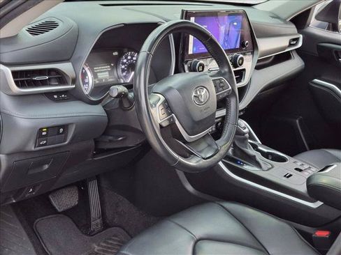 Used 2024 Toyota Highlander XLE FWD image 9