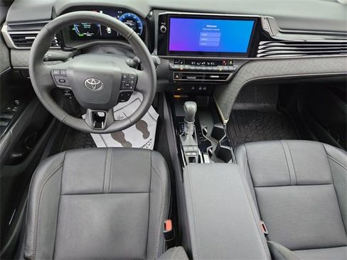 Used 2025 Toyota Camry XLE image 8
