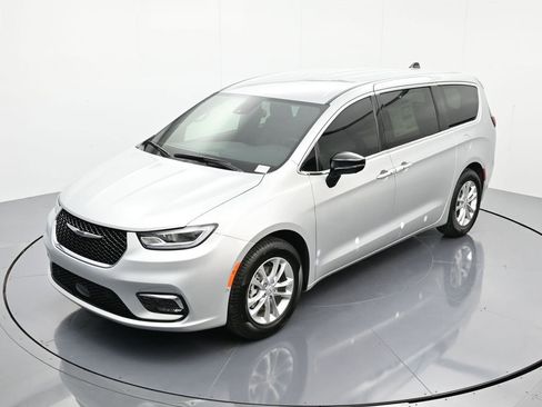 New 2026 Chrysler Pacifica Select FWD image 29