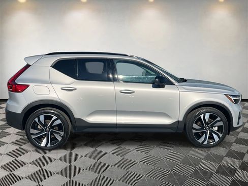 Used 2025 Volvo XC40 B5 Plus image 2