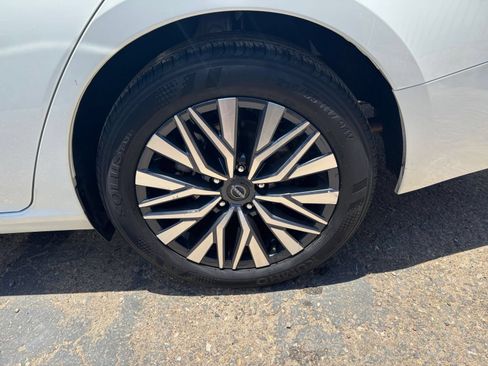 Used 2025 Nissan Altima 2.5 SV FWD image 25