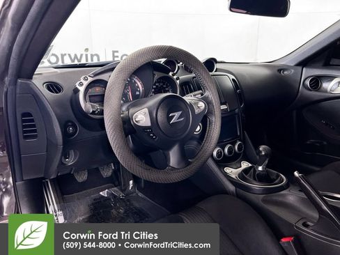 Used 2017 Nissan 370Z Coupe RWD image 3