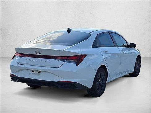 Used 2023 Hyundai Elantra SEL w/ Preferred Accessory Package FWD image 5