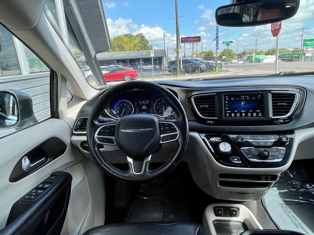 Used 2018 Chrysler Pacifica Touring-L FWD image 33